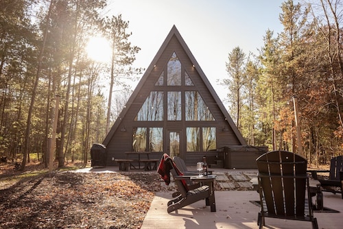 HOT TUB and gorgeous lake views-The Lily Pad A Frame-minutes from Dells