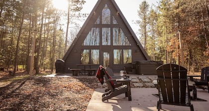 HOT TUB and gorgeous lake views-The Lily Pad A Frame-minutes from Dells