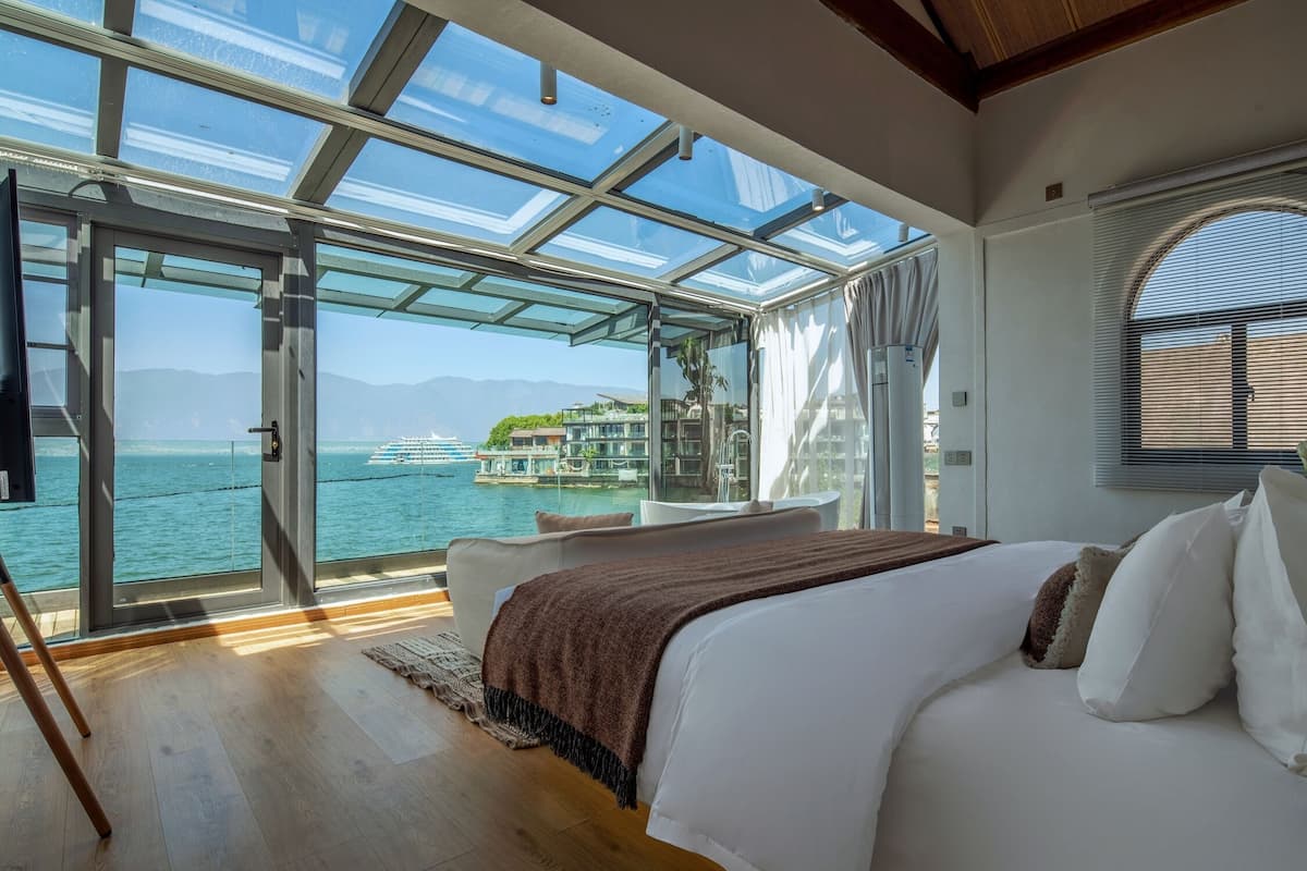 Blackout curtains, free WiFi