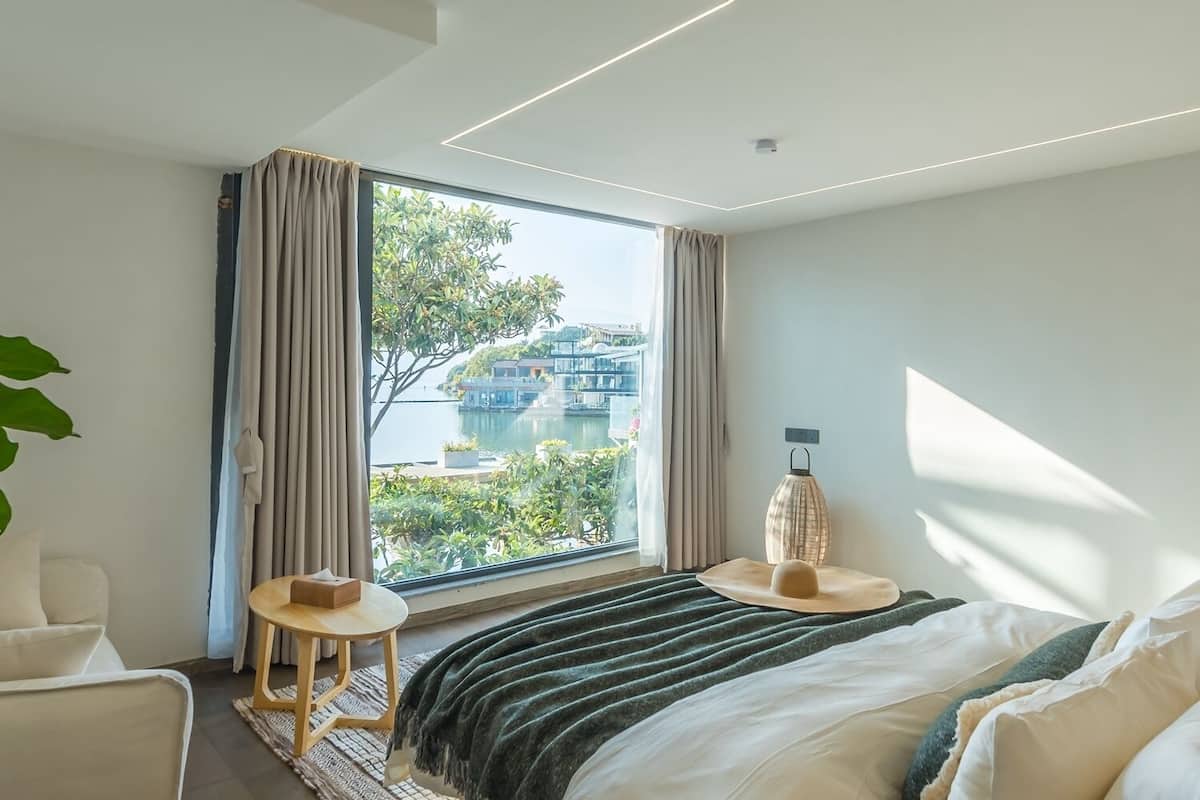 Blackout curtains, free WiFi