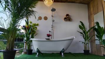 Tienda, vistas al jardín | Baño