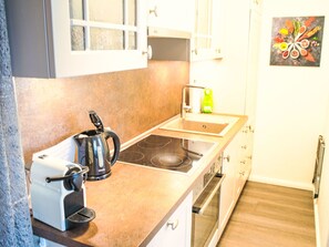 Fridge, oven, dishwasher, cookware/dishes/utensils