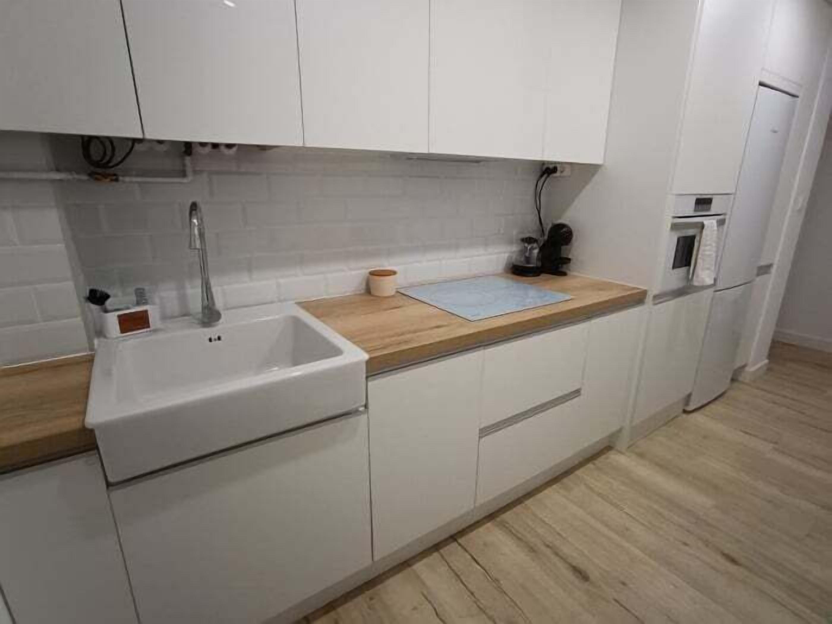 Frigorífico, microondas, horno y lavavajillas