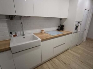 Een koelkast, een magnetron, een oven, een vaatwasser