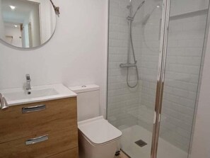 Een douche, een haardroger, handdoeken