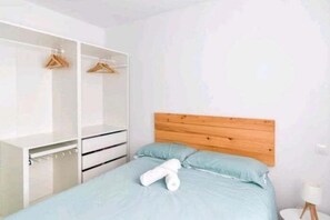 2 slaapkamers, een strijkplank/strijkijzer, wifi, beddengoed