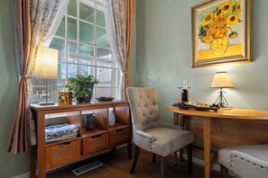 Interior - Soul-warming Historic home - Private hot-tub, yard, Parks, 6min to downtown SLC. (Salt Lake City)