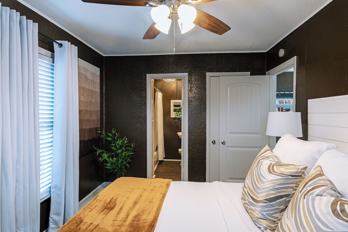 Photo 8 of 1BR The Pawns Suite! Montrose Finds & Brews