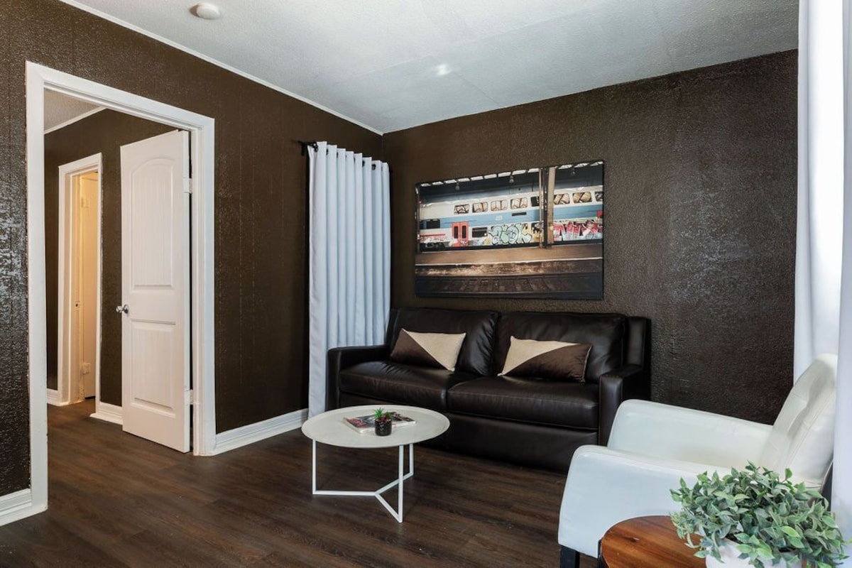 Photo 2 of 1BR The Pawns Suite! Montrose Finds & Brews