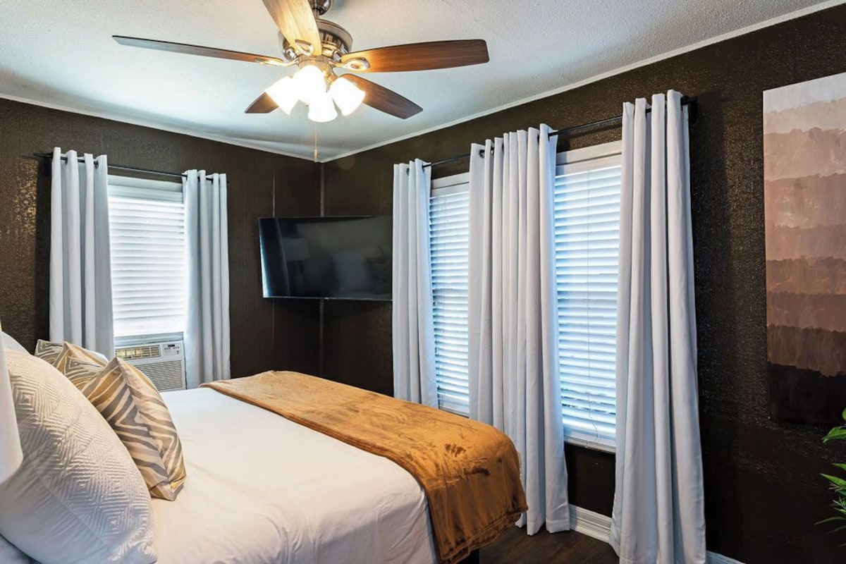 Photo 9 of 1BR The Pawns Suite! Montrose Finds & Brews