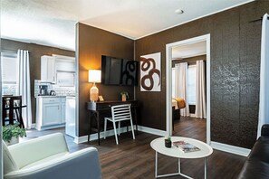 1 sovrum, skrivbord, strykjärn/strykbräda och resesäng