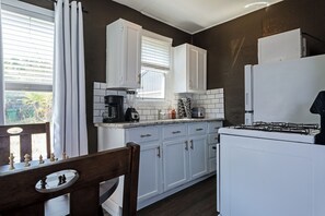 Kylskåp, mikrovågsugn, ugn och spishäll