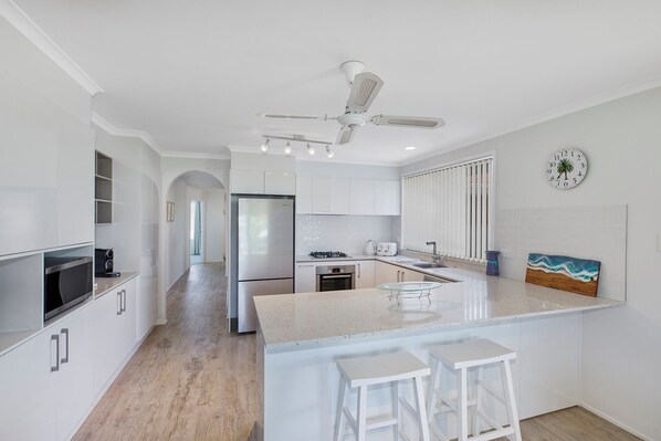 Kjøleskap, mikrobølgeovn, ovn og kokeplater