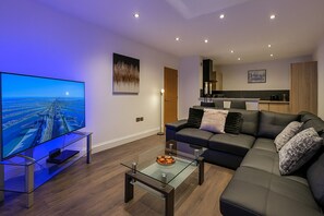 Smart TV - Cosy City Centre Apartment With Parking (West Midlands)