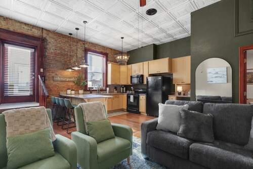 Patio/Fire Pit  | Downtown | Parking | King Bed