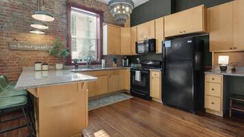 冷蔵庫、電子レンジ、オーブン、コンロ