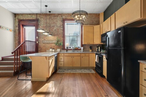 Patio/Fire Pit  | Downtown | Parking | King Bed