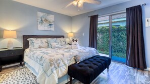 2 habitaciones, escritorio y tabla de planchar con plancha 