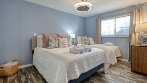 3 habitaciones, escritorio y tabla de planchar con plancha