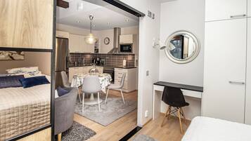 Eine moderne Wohnung mit Küche, Essbereich und Schlafzimmer.