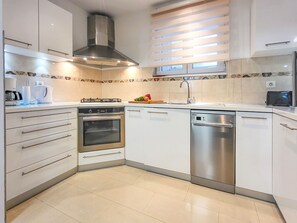 Fridge, oven, dishwasher, cookware/dishes/utensils