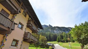 Un edifici amb diversos balcons i vistes a la muntanya.