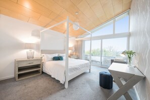 4 間睡房、書桌、可攜式嬰兒床、上網