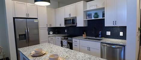 Een koelkast, een oven, een kookplaat, een vaatwasser