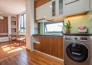 Ropa de cama de alta calidad y caja de seguridad en la habitación 