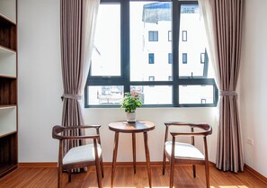 Ropa de cama de alta calidad y caja de seguridad en la habitación 