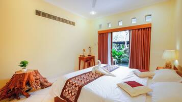 Kamar Double Standar, kamar mandi pribadi, pemandangan kebun | Meja kerja