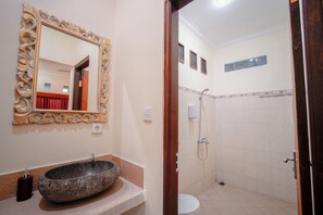 Chambre Double Standard, salle de bains privée, vue jardin | Salle de bain
