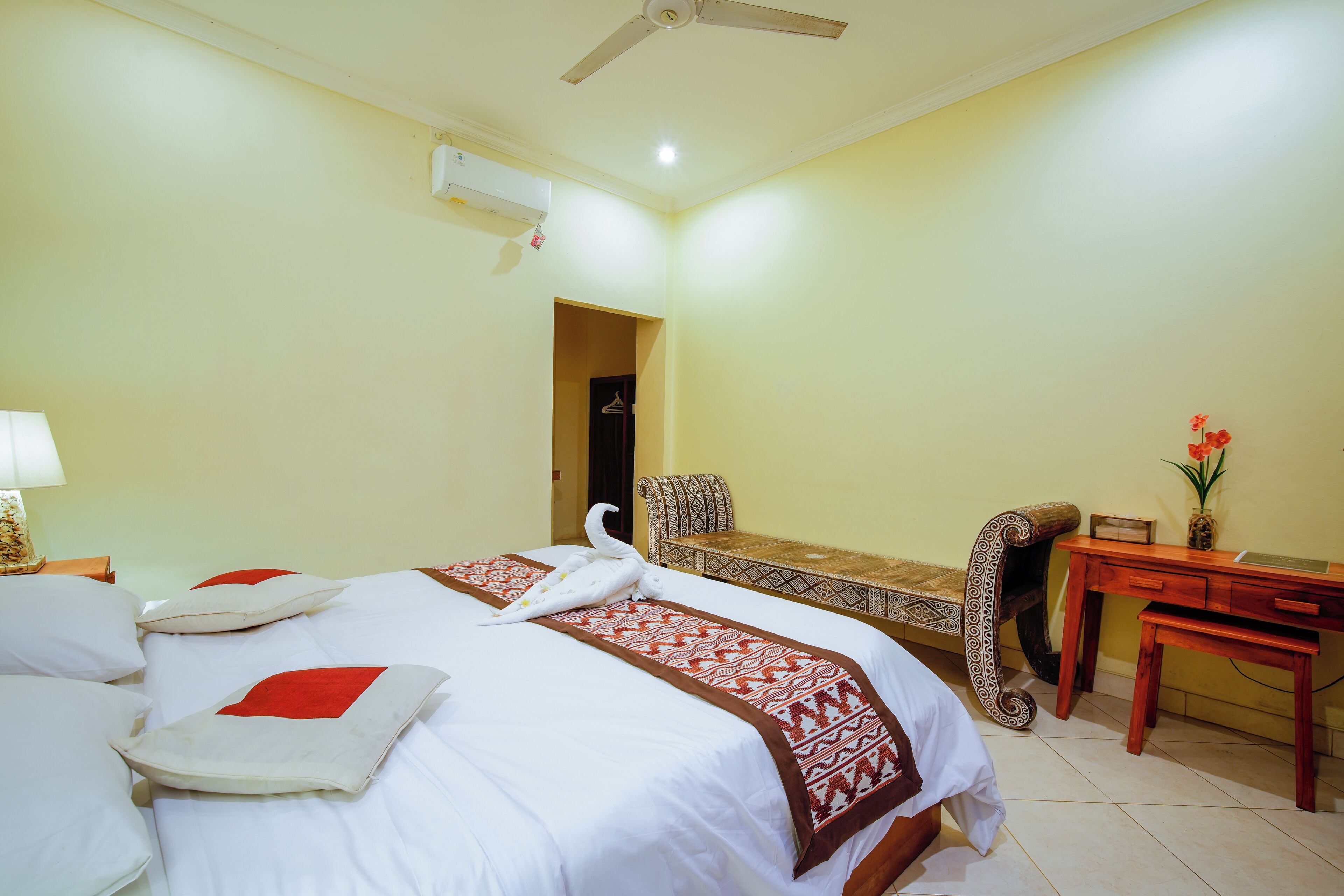 Una habitación de hotel con cama, escritorio y silla.