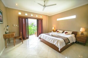 Superior Double Room, City View | Desk - Shana Homestay by EPS (Ubud)
