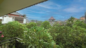 Vista de una zona residencial con casas y abundante vegetación.