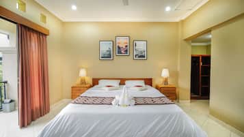 Superior Double Room, City View | Desk