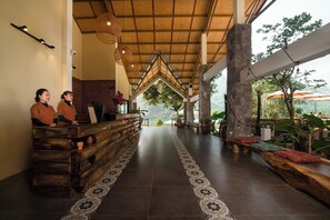 Interior entrance - Vayang Retreat and Camping (Da Bac)