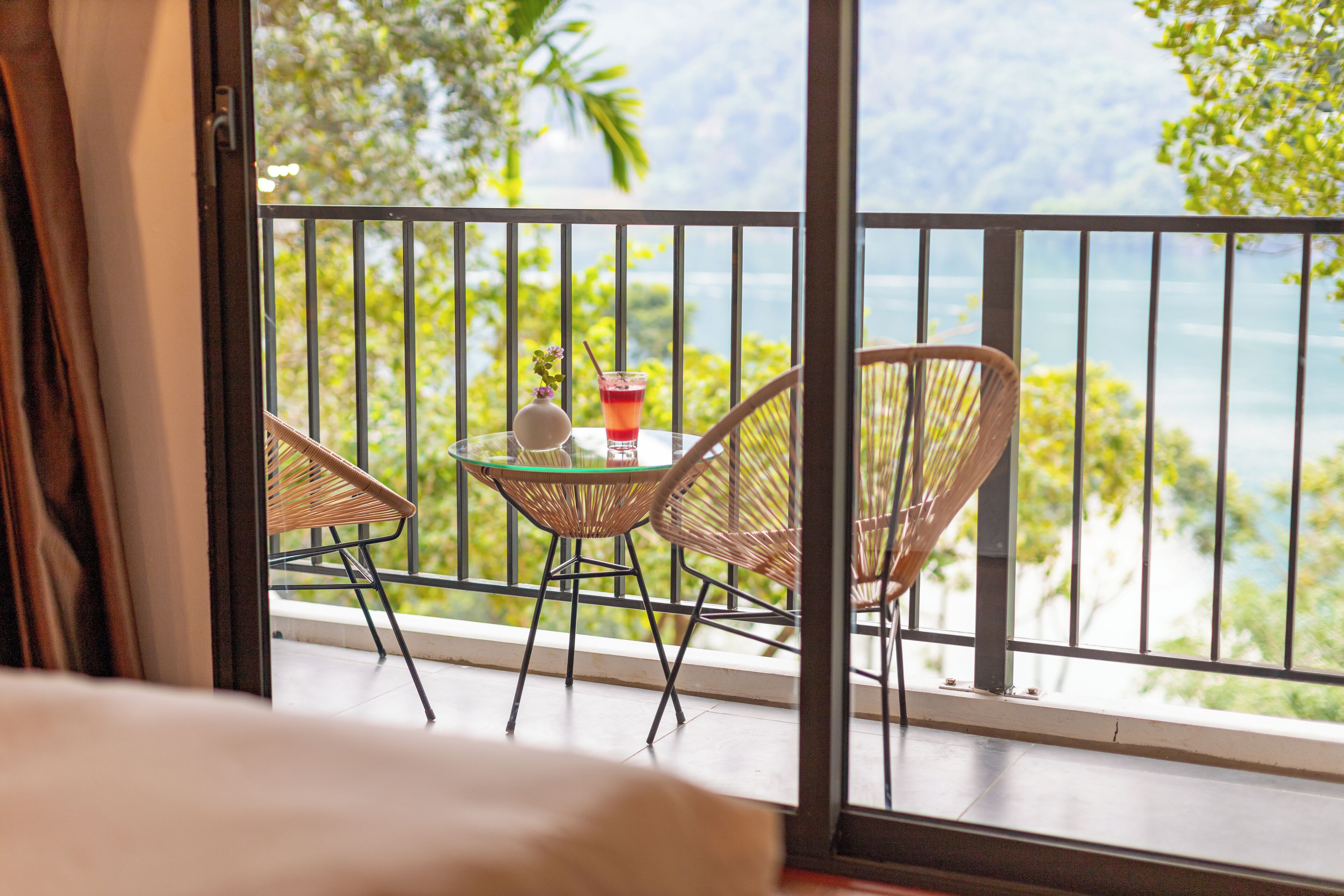 Deluxe dubbelrum - sjöutsikt | Skrivbord, arbetsyta för laptop, gratis wi-fi och sängkläder