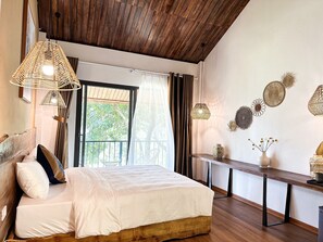 Suite – deluxe, utsikt mot innsjø | Skrivebord, skrivebord for bærbar PC, wi-fi (inkludert) og sengetøy