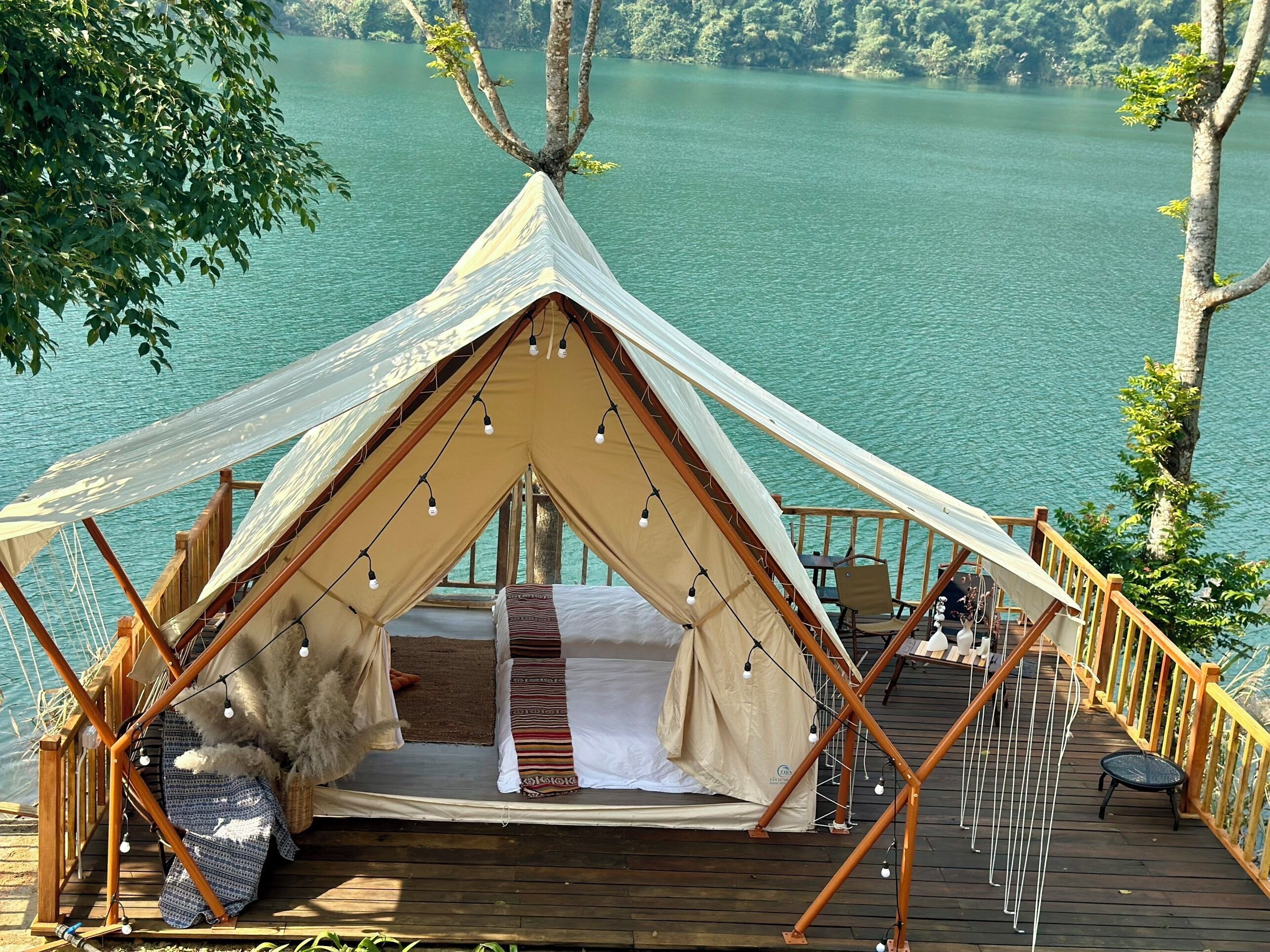 デラックス バンガロー レイクビュー レイクサイド | デスク、ノートパソコン用作業スペース、WiFi (無料)、ベッドシーツ