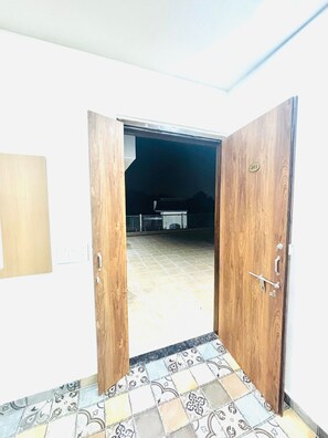 Phòng 4 tiện nghi đơn giản, quang cảnh thành phố | Hiên