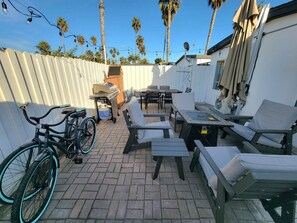 Outdoor dining - Coastal Vibes Steps to Pacific Beach, Free Bikes, Boogie boards, Paddle boards (San Diego)