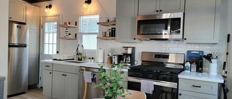 Kylskåp, mikrovågsugn, diskmaskin och brödrost