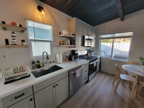 Fridge, microwave, dishwasher, toaster - Coastal Vibes Steps to Pacific Beach, Free Bikes, Boogie boards, Paddle boards (San Diego)