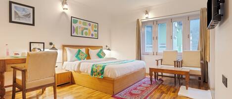 Muebles diferentes, escritorio y cortinas blackout