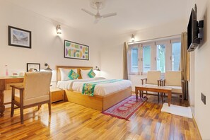 Deluxe Room | Individually furnished, desk, blackout drapes, iron/ironing board - Treebo Vitasta Villa (Srinagar)