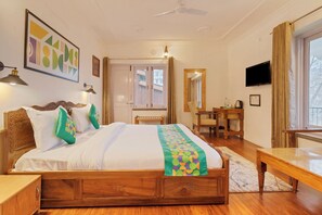 Muebles diferentes, escritorio y cortinas blackout