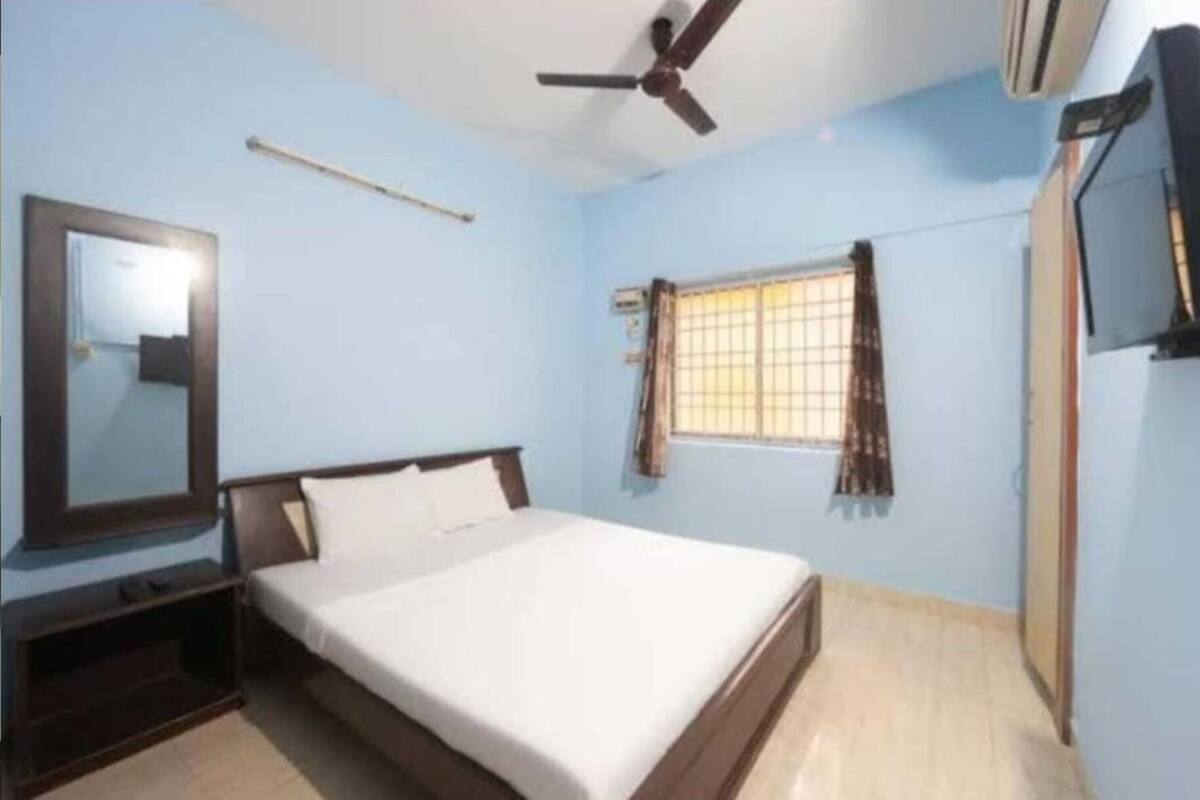 WiFi (free), bed sheets