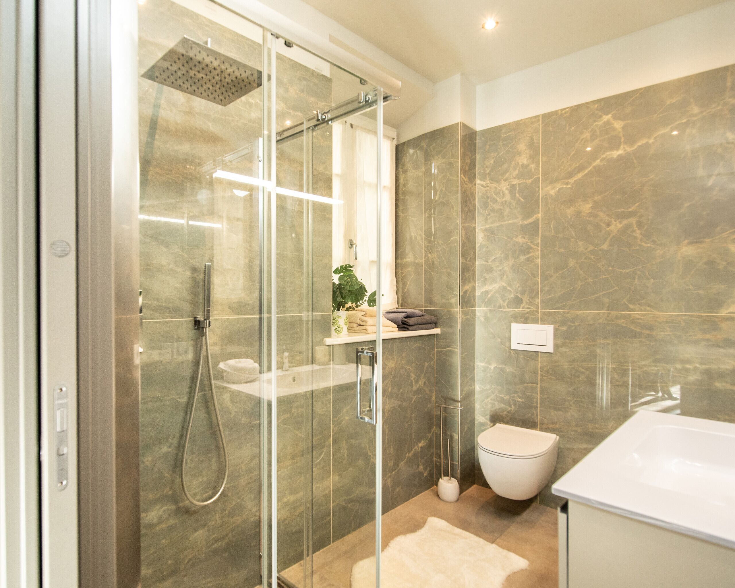 Dusche, Haartrockner, Bidet, Handtücher