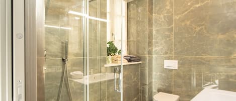Dusche, Haartrockner, Bidet, Handtücher